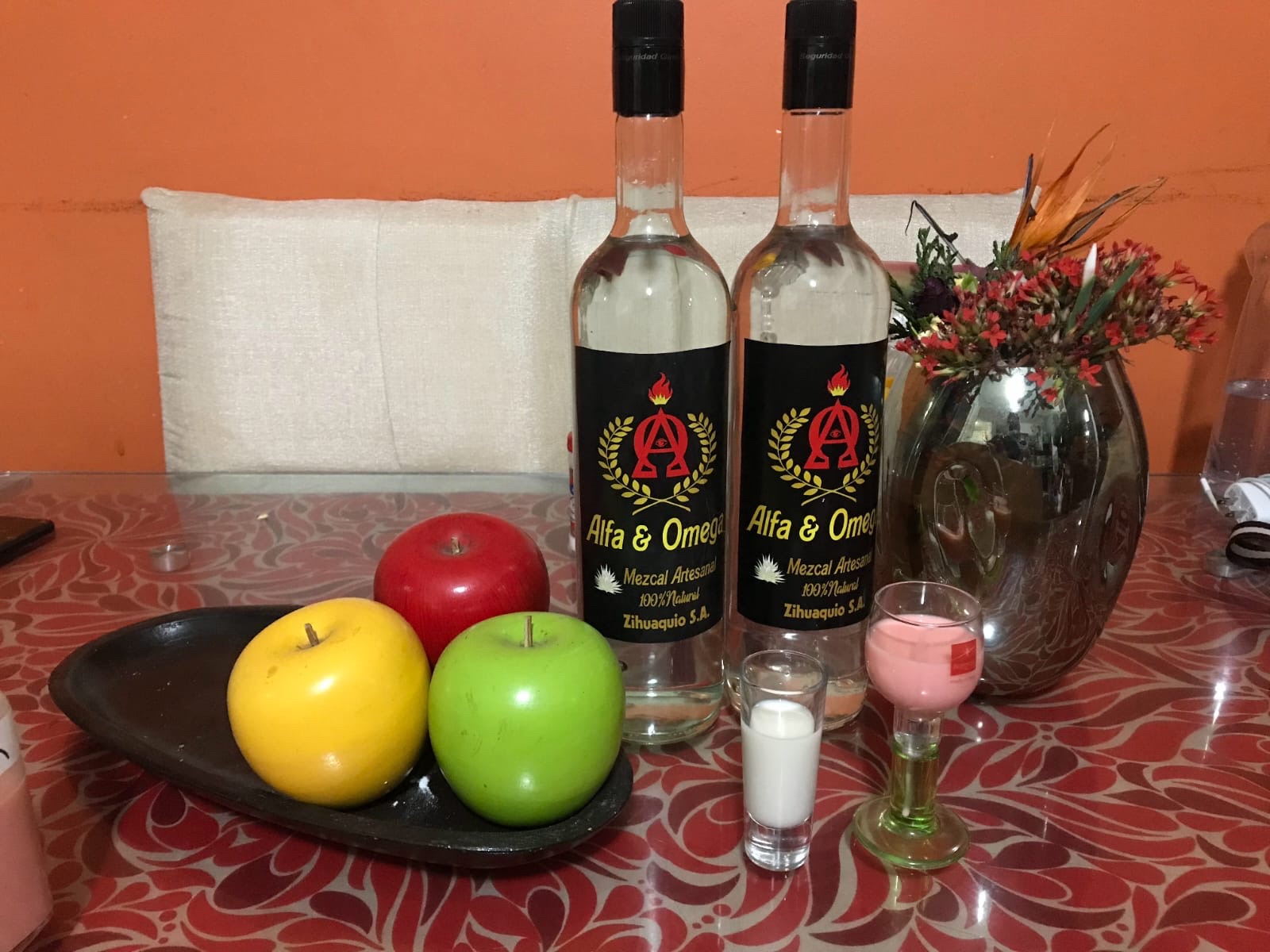 Botellas de mezcal ALFA & OMEGA con copas de muestra